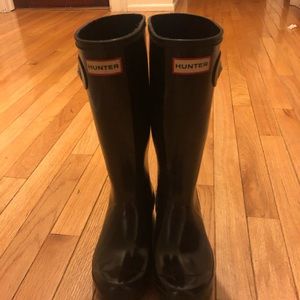 Black hunter boots